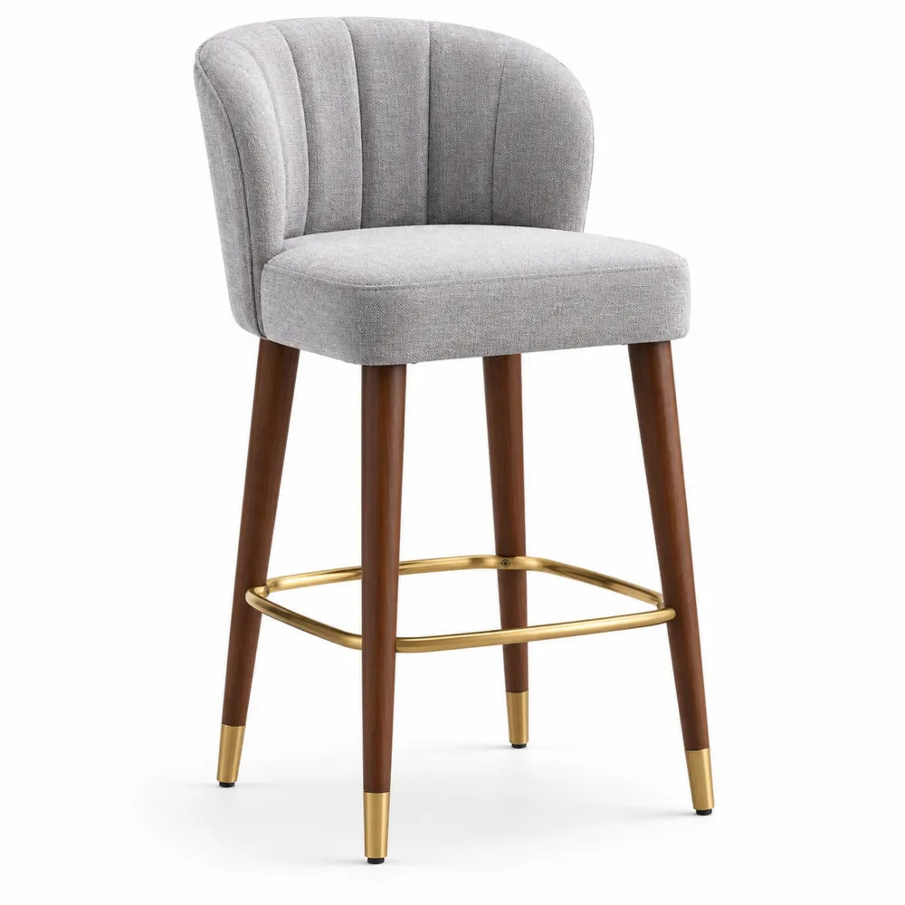 Tabouret de bar rembourré avec dossier coquille cannelé polyester gris clair pieds hévéa brun repose-pieds acier doré 56 x 58 x 105 cm