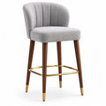 Tabouret de bar rembourré avec dossier coquille cannelé polyester gris clair pieds hévéa brun repose-pieds acier doré 56 x 58 x 105 cm