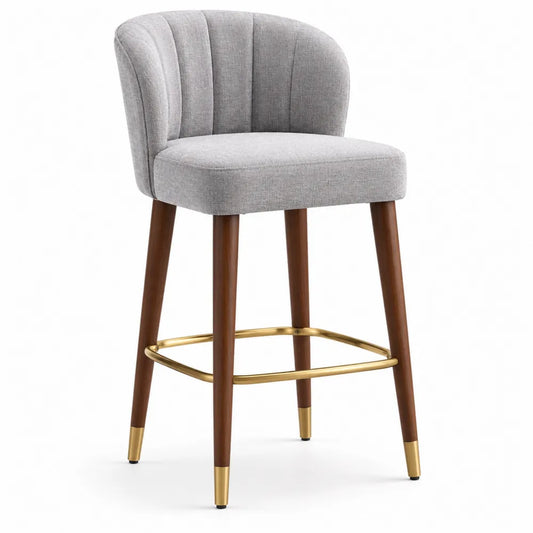 Tabouret de bar rembourré avec dossier coquille cannelé polyester gris clair pieds hévéa brun repose-pieds acier doré 56 x 58 x 105 cm